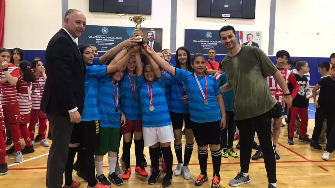 Kız futbol takımımız il şampiyonu olarak kupayı kaldırdı.